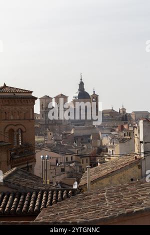 Ein atemberaubender Blick aus der Luft auf die Kirche San Ildefonso (Jesuitenkirche) in Toledo, Spanien Stockfoto
