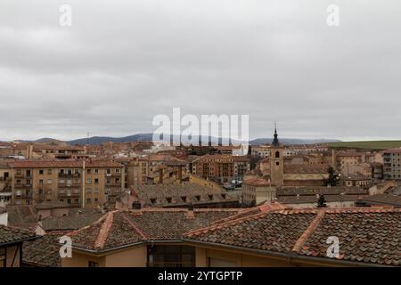 Ein grandioser Panoramablick auf Segovia mit seinem mittelalterlichen Aquädukt, der Altstadt und der malerischen Umgebung. Dieses UNESCO-Weltkulturerbe Stockfoto