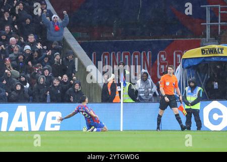 Selhurst Park, Selhurst, London, Großbritannien. Dezember 2024. Premier League Football, Crystal Palace gegen Manchester City; Daniel Munoz aus Crystal Palace feiert sein Tor in der 4. Minute für 1:0. Beschreibung: Action Plus Sports/Alamy Live News Stockfoto