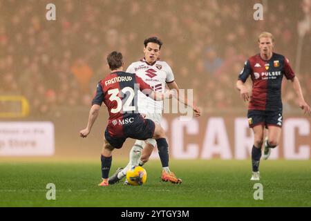 Genua, Italien. Dezember 2024. Der Torino Samuele Ricci kämpft mit Genua Morten Frendrup während des Fußballspiels der Serie A zwischen Genua und Torino FC im Stadum Luigi Ferraris in Genova, Nordwesten Italiens - 7. Dezember 2024 um den Ball. Sport - Fußball EXKLUSIV TURIN FC (Foto: Fabio Ferrari/LaPresse) Credit: LaPresse/Alamy Live News Stockfoto