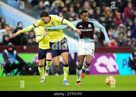 Jhon Duran von Aston Villa (rechts) geht an Nathan Wood aus Southampton vorbei, um das Eröffnungstor während des Premier League-Spiels in Villa Park, Birmingham, zu erzielen. Bilddatum: Samstag, 7. Dezember 2024. Stockfoto