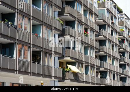 Apartment-Gebäude mit grauer Fassade in Berlin, Deutschland Stockfoto