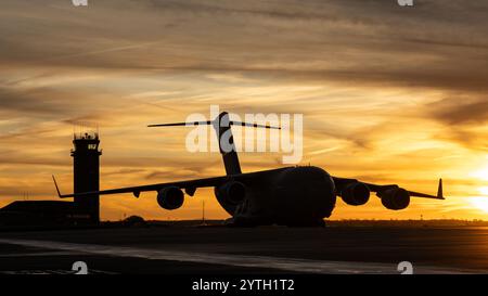 Ein C-17 Globemaster III der U.S. Air Force vom 67. Luftbrücke, Joint Base Lewis-McChord, Washington, fährt mit dem Taxi auf der Fluglinie der RAF Mildenhall, United K Stockfoto