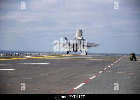 241204-N-IL330-4627 eine F-35B Lightning II, die an der Marine Fighter Attack Squadron (VMFA) 211, 3. Marine Aircraft Wing, befestigt ist, startet vom Flug Stockfoto