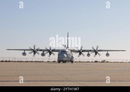 US Marine Corps KC-130J Super Hercules Flugzeug zugewiesen der Marine Aerial Refueler Transport Squadron (VMGR) 352, Marine Aircraft Group 11, 3rd Mari Stockfoto