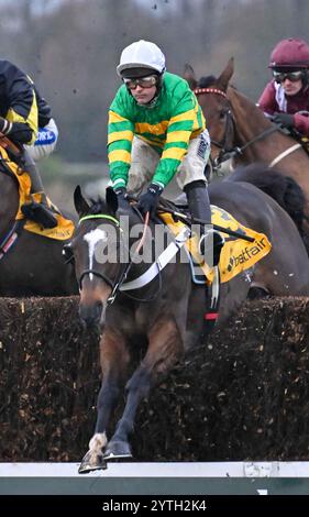 Sandown, Großbritannien. Dezember 2024. Jonbon, geritten von Nico de Boinville (weiße Kappe, grüne und gelbe Seide), springt den zweiten Zaun, bevor er 3,00 die Betfair Tingle Creek Steeple Chase at Sandown Park, Esher Picture von Paul Blake/Alamy Sports News, gewinnt Stockfoto