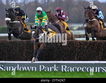 Sandown, Großbritannien. Dezember 2024. Jonbon, geritten von Nico de Boinville (weiße Kappe, grüne und gelbe Seide), springt den zweiten Zaun, bevor er 3,00 die Betfair Tingle Creek Steeple Chase at Sandown Park, Esher Picture von Paul Blake/Alamy Sports News, gewinnt Stockfoto