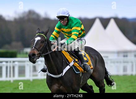 Sandown, Großbritannien. Dezember 2024. Jonbon Ridden by Nico de Boinville gewinnt 3,00 die Betfair Tingle Creek Steeple Chase im Sandown Park, Esher Picture von Paul Blake/Alamy Sports News Stockfoto