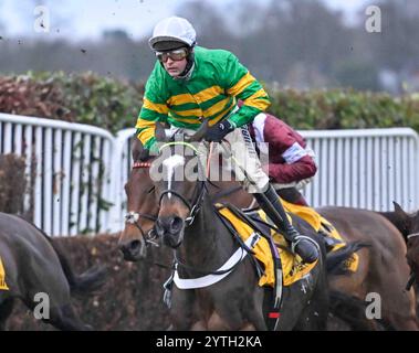 Sandown, Großbritannien. Dezember 2024. Jonbon, geritten von Nico de Boinville (weiße Kappe, grüne und gelbe Seide), springt den zweiten Zaun, bevor er 3,00 die Betfair Tingle Creek Steeple Chase at Sandown Park, Esher Picture von Paul Blake/Alamy Sports News, gewinnt Stockfoto