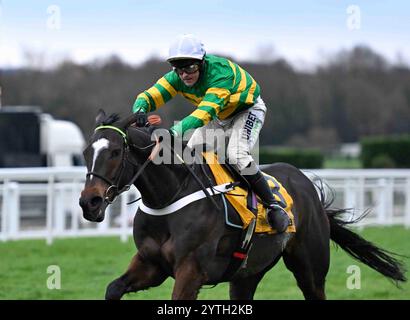 Sandown, Großbritannien. Dezember 2024. Jonbon Ridden by Nico de Boinville gewinnt 3,00 die Betfair Tingle Creek Steeple Chase im Sandown Park, Esher Picture von Paul Blake/Alamy Sports News Stockfoto