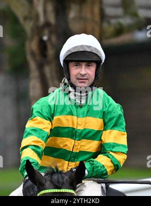 Sandown, Großbritannien. Dezember 2024. Nico de Boinville begrüßt die Zuschauer nach dem Sieg des Pertemps Network Handicap Hürdenrennens 1,15 auf Jonbon im Sandown Park, Esher Picture von Paul Blake/Alamy Sports News Stockfoto