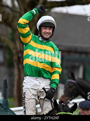 Sandown, Großbritannien. Dezember 2024. Nico de Boinville begrüßt die Zuschauer nach dem Sieg des Pertemps Network Handicap Hürdenrennens 1,15 auf Jonbon im Sandown Park, Esher Picture von Paul Blake/Alamy Sports News Stockfoto