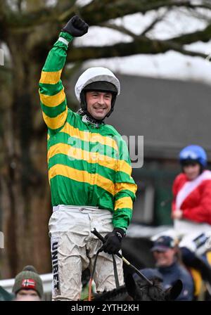 Sandown, Großbritannien. Dezember 2024. Nico de Boinville begrüßt die Zuschauer nach dem Sieg des Pertemps Network Handicap Hürdenrennens 1,15 auf Jonbon im Sandown Park, Esher Picture von Paul Blake/Alamy Sports News Stockfoto