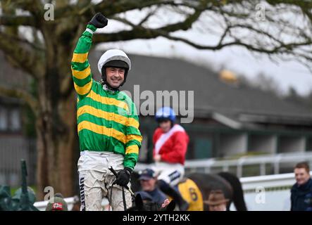 Sandown, Großbritannien. Dezember 2024. Nico de Boinville begrüßt die Zuschauer nach dem Sieg des Pertemps Network Handicap Hürdenrennens 1,15 auf Jonbon im Sandown Park, Esher Picture von Paul Blake/Alamy Sports News Stockfoto