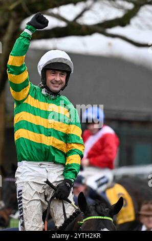 Sandown, Großbritannien. Dezember 2024. Nico de Boinville begrüßt die Zuschauer nach dem Sieg des Pertemps Network Handicap Hürdenrennens 1,15 auf Jonbon im Sandown Park, Esher Picture von Paul Blake/Alamy Sports News Stockfoto