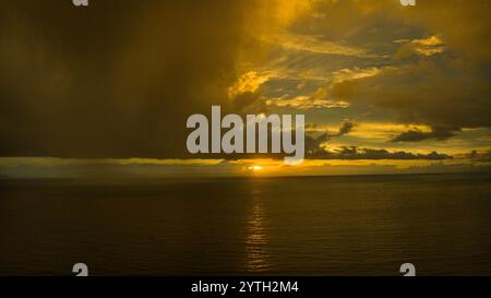 FEBRUAR 2024, VENTURA CA - Sonnenuntergang auf dem Pazifischen Ozean von der Drohne in Ventura, CA Stockfoto