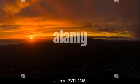 FEBRUAR 2024, Santa Barbara CA - Sonnenuntergang auf dem Pazifik von der Drohne in Santa Barbara CA Stockfoto