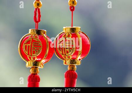 Nahaufnahme von zwei hängenden Kugeln des chinesischen Neujahrs. Chinesisches Neujahrsfest. Stockfoto