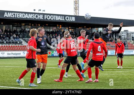 Amsterdam, Niederlande. Dezember 2024. AMSTERDAM, 07.12.2024, Sportpark ging in Genua, Dutch Tweede Football, Betnation League Saison 2024/2025, Spiel zwischen AFC und HHC Hardenberg. Kopfzeile von HHC-Spieler Danny Bouws Credit: Pro Shots/Alamy Live News Stockfoto