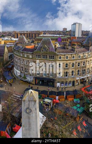 Dies ist ein atemberaubender Blick aus der Vogelperspektive auf das Stadtzentrum von Harrogate von der Spitze des 33 Fuß hohen Riesenrads unter einem dramatischen Himmel in Harrogate, Yorkshire. Stockfoto