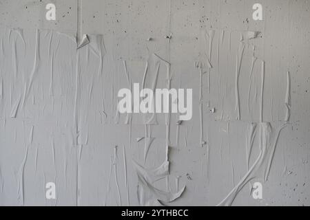 Grunge-Textur, zerknittertes Posterpapier als Hintergrund in Grau gemalt Stockfoto