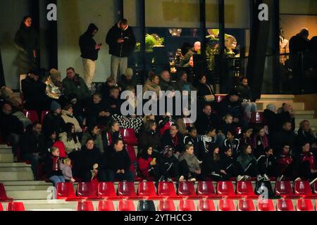 Rotterdam, Niederlande. Dezember 2024. Rotterdam - Fans von Feyenoord während der neunten Runde der Azerion Vrouwen Eredivisie in der Saison 2024/2025. Das Spiel findet zwischen Feyenoord V1 und Telstar V1 in Varkenoord am 7. Dezember 2024 in Rotterdam, Niederlande, statt. Credit: Box to Box Pictures/Alamy Live News Stockfoto