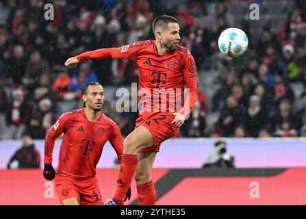 München, Deutschland. Dezember 2024. Fußball: Bundesliga, Bayern München - 1. FC Heidenheim, Spieltag 13 in der Allianz Arena. Raphael Guerreiro von München in Aktion. Hinweis: Sven Hoppe/dpa - WICHTIGER HINWEIS: Gemäß den Vorschriften der DFL Deutschen Fußball-Liga und des DFB Deutschen Fußball-Bundes ist es verboten, im Stadion und/oder des Spiels aufgenommene Fotografien in Form von sequenziellen Bildern und/oder videoähnlichen Fotoserien zu verwenden oder zu verwenden./dpa/Alamy Live News Stockfoto