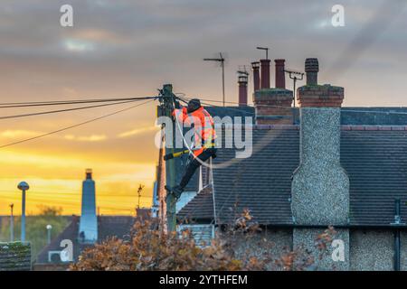 BT-Ingenieur hat einen Telefonmast auf Garrick Rd, der am späten Nachmittag Glasfaser-Breitband verbindet, Northampton, England, Großbritannien. Stockfoto