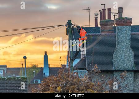 BT-Ingenieur hat einen Telefonmast auf Garrick Rd, der am späten Nachmittag Glasfaser-Breitband verbindet, Northampton, England, Großbritannien. Stockfoto