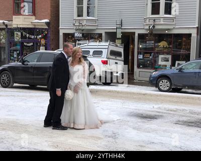 FEBRUAR 2022, TELLURIDE COLORADO - Mann bittet Frau, ihn im Winter an der Colorado Avenue, Main Street, Telluride, Co. Zu heiraten Stockfoto