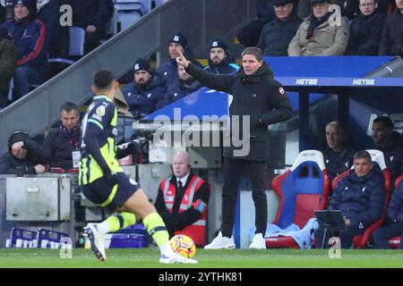 Selhurst Park, Selhurst, London, Großbritannien. Dezember 2024. Premier League Football, Crystal Palace gegen Manchester City; Crystal Palace Manager Oliver Glasner gibt seinen Spielern Wegbeschreibungen. Credit: Action Plus Sports/Alamy Live News Stockfoto