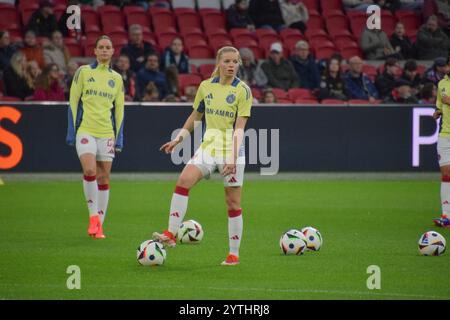 Amsterdam, Niederlande. Dezember 2024. Johan Cruijff Arena, 07. Dezember 2024 Nadine Noordam (10 Ajax) vor dem Azerion Vrouwen Eredivisie Spiel zwischen Ajax und PSV Vrouwen in der Amsterdam Arena, Niederlande. (Arne van der Ben/SPP) Credit: SPP Sport Press Photo. /Alamy Live News Stockfoto