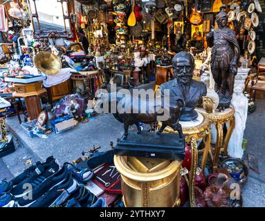 Athen, Attika - GR - 25. Okt. 2024 Ein charmanter Second-Shop in Athen mit Vintage-Schätzen und Retro-Funden, die auf der Kopfsteinpflasterstraße liegen und einladend sind Stockfoto