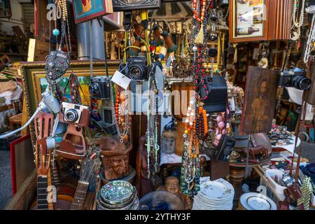 Athen, Attika - GR - 25. Okt. 2024 Ein charmanter Second-Shop in Athen mit Vintage-Schätzen und Retro-Funden, die auf der Kopfsteinpflasterstraße liegen und einladend sind Stockfoto