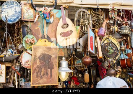 Athen, Attika - GR - 25. Okt. 2024 Ein charmanter Second-Shop in Athen mit Vintage-Schätzen und Retro-Funden, die auf der Kopfsteinpflasterstraße liegen und einladend sind Stockfoto