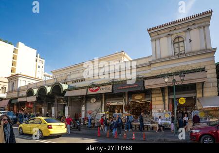 Athen, Attika - GR - 25. Oktober 2024 der Zentralmarkt von Varvakios in Athen ist ein geschäftiges Zentrum, das frisches Fleisch, Fisch, Gewürze und Produkte anbietet. Ein lebendiger Ort Stockfoto