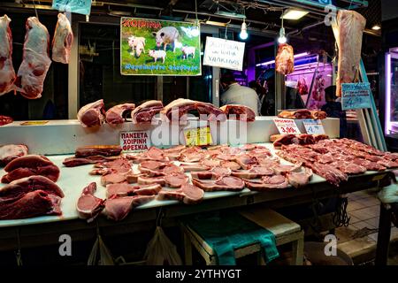 Athen, Attika - GR - 25. Okt. 2024 Ein Frischfleischstand auf dem Varvakios Markt bietet ordentlich ausgestellte Stücke, glänzende Theken und Metzgereien, die fachmännisch vorbehandelt werden Stockfoto