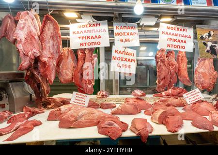 Athen, Attika - GR - 25. Okt. 2024 Ein Frischfleischstand auf dem Varvakios Markt bietet ordentlich ausgestellte Stücke, glänzende Theken und Metzgereien, die fachmännisch vorbehandelt werden Stockfoto