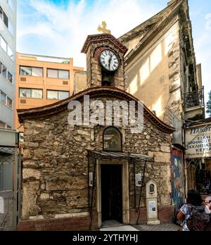 Athen, Attika - GR - 25. Okt. 2024 die Heilige Kirche St. Kyriaki, ein winziges griechisch-orthodoxes Juwel aus der osmanischen Zeit, schmiegt sich ruhig inmitten des Trubels Stockfoto