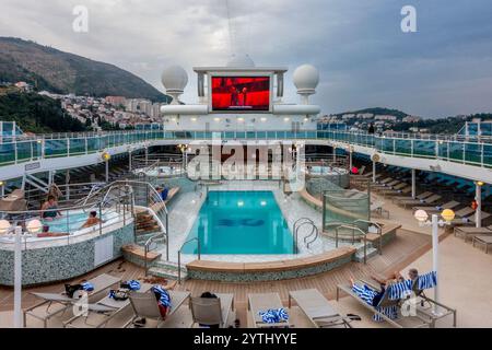 Dubrovnik – HR – 18. Okt. 2024 Gäste entspannen sich am Pool und trinken Getränke von der Bar auf dem Lido Deck der Inselprinzessin, während sie den kroatischen Su genießen Stockfoto