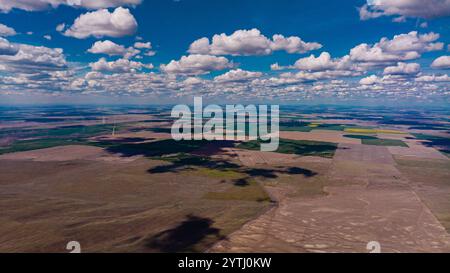 MAI 2024, SÜDLICH VON SPOKEANE, WA - die Palouse Grain and Wheat Agrar Region südlich von Spokeane erzeugt Muster von hügeligen Hügeln und Schatten - in der Nähe von Steptoe Butte, außerhalb von Pullman WA Stockfoto