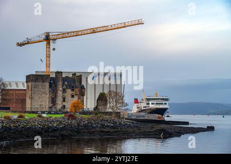 Ferguson Ship Yard Poverty Glasgow mit Glen Rosa Fähre mit Newark Castle im Vordergrund Stockfoto