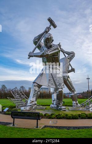 Die Skulptur ÔThe Shipbuilders of Port GlasgowÓ oder die Skelpies’ des Künstlers John McKenna am Ufer von Port Glasgow Scotla Stockfoto