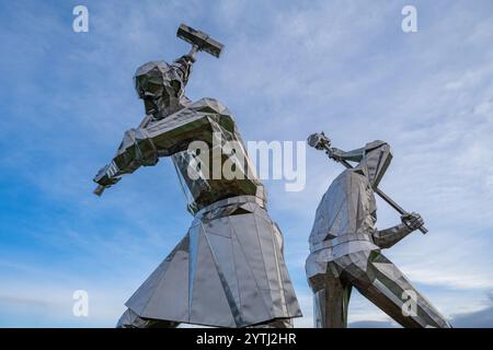 Die Skulptur ÔThe Shipbuilders of Port GlasgowÓ oder die Skelpies’ des Künstlers John McKenna am Ufer von Port Glasgow Scotla Stockfoto