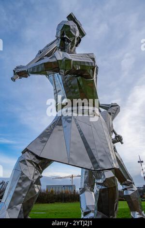 Die Skulptur ÔThe Shipbuilders of Port GlasgowÓ oder die Skelpies’ des Künstlers John McKenna am Ufer von Port Glasgow Scotla Stockfoto