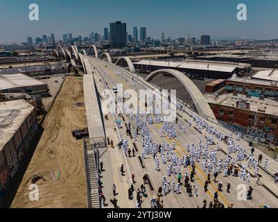 27. MAI 2024, LOS ANGELES, CA. - 350 US-Seeleute stehen auf der 6th Street Bridge zum Memorial Day 2024, Teil der FLOTTENWOCHE Stockfoto