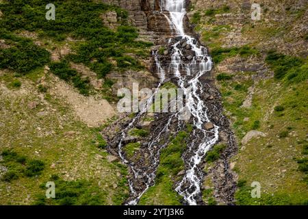 Sanft rauschendes Wasser fließt über Rocks in den Lake Frances im Glacier National Park Stockfoto