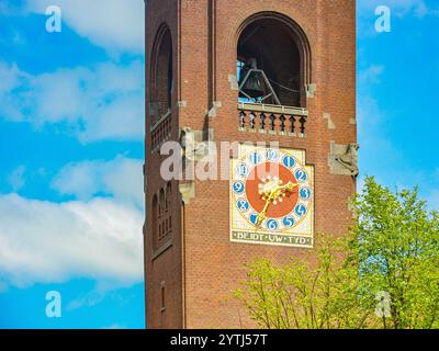 Zeitlose Majestät: Der Uhrenturm des Amsterdamer Beurs van Berlage, ehemaliger Sitz der Börse Stockfoto