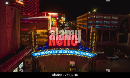 13. JULI 2024, RENO NEVADA – USA – Neonschild mit der Aufschrift „die größte kleine Stadt der Welt“ – zeigt RENO in roten Lichtern Stockfoto