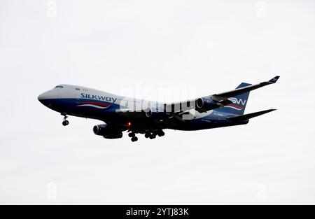 Silk Way West Airlines Boeing 747 4R7F landet am Flughafen Birmingham, Großbritannien (4K-SW888) Stockfoto